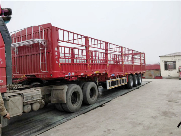 仓栅式运输半挂车