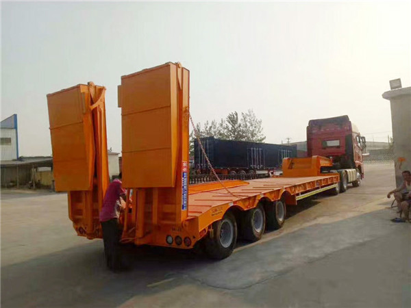 低平板半挂车