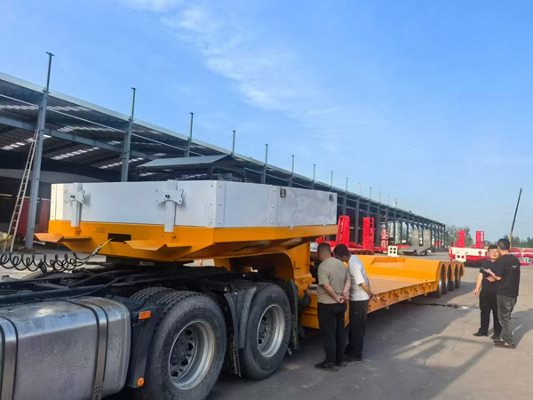 出口四桥低平板半挂车