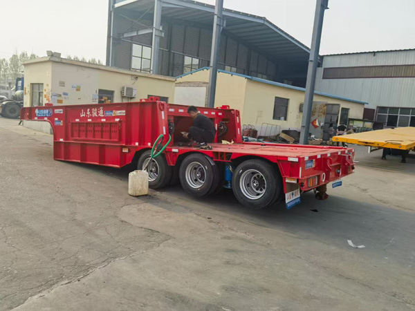 9.6米长油田设备专用运输车